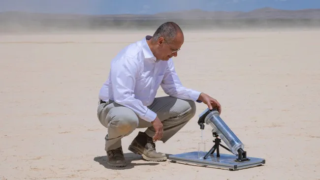 Device that can extract 1,000 liters of clean water a day from desert