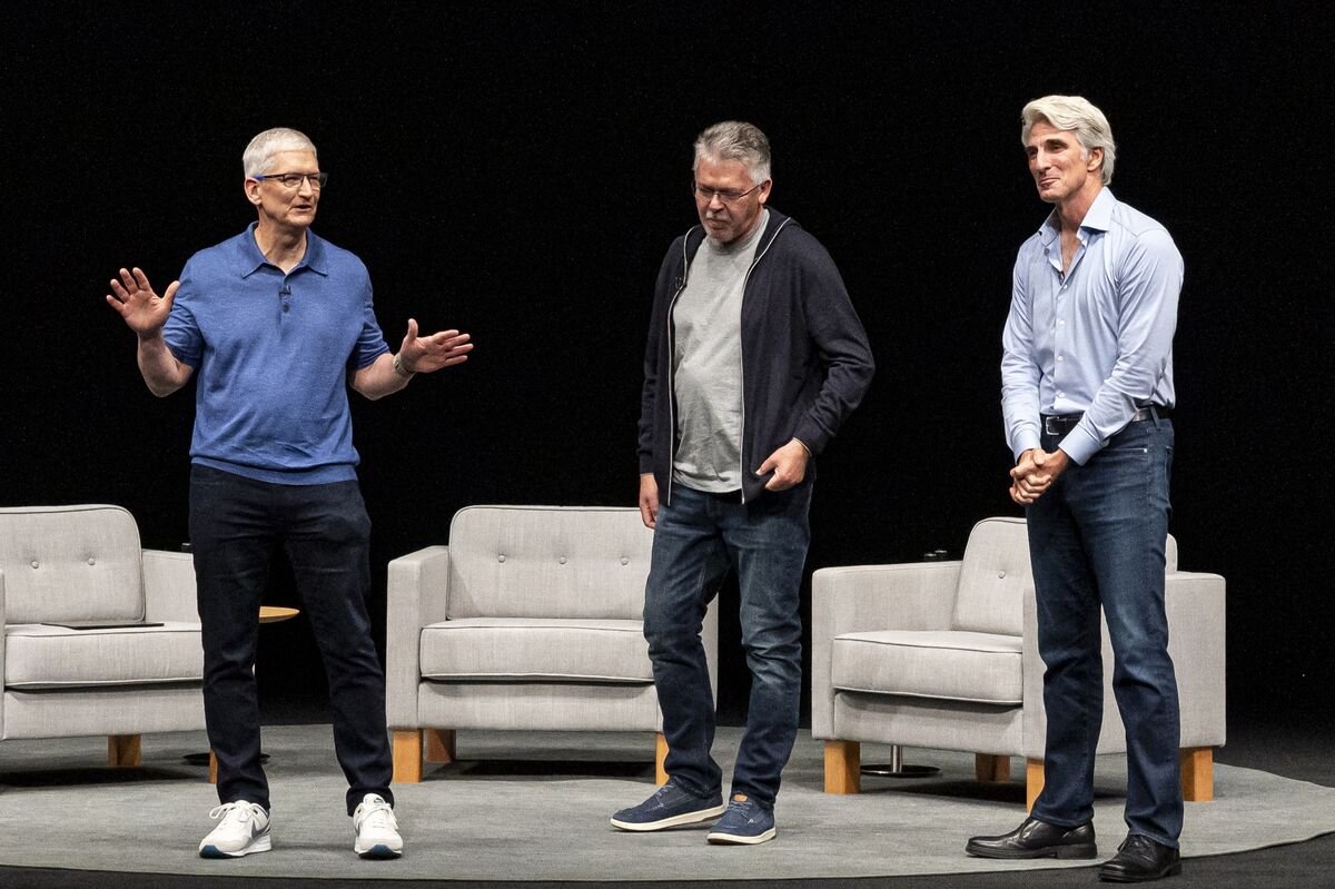 Apple’s Succession Strategy: Keep the Old Guard Around as Long as Possible